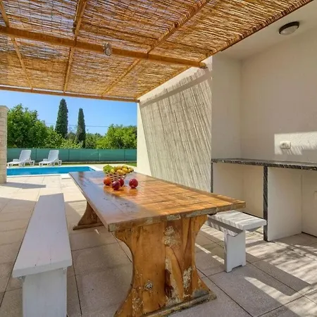 Serenity With Private Pool Near Pula *