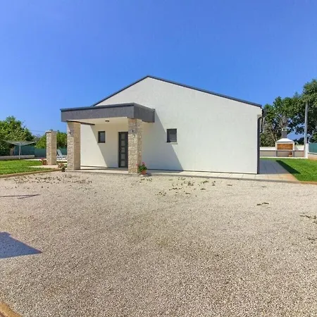 Serenity With Private Pool Near Pula