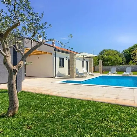 Serenity With Private Pool Near Pula